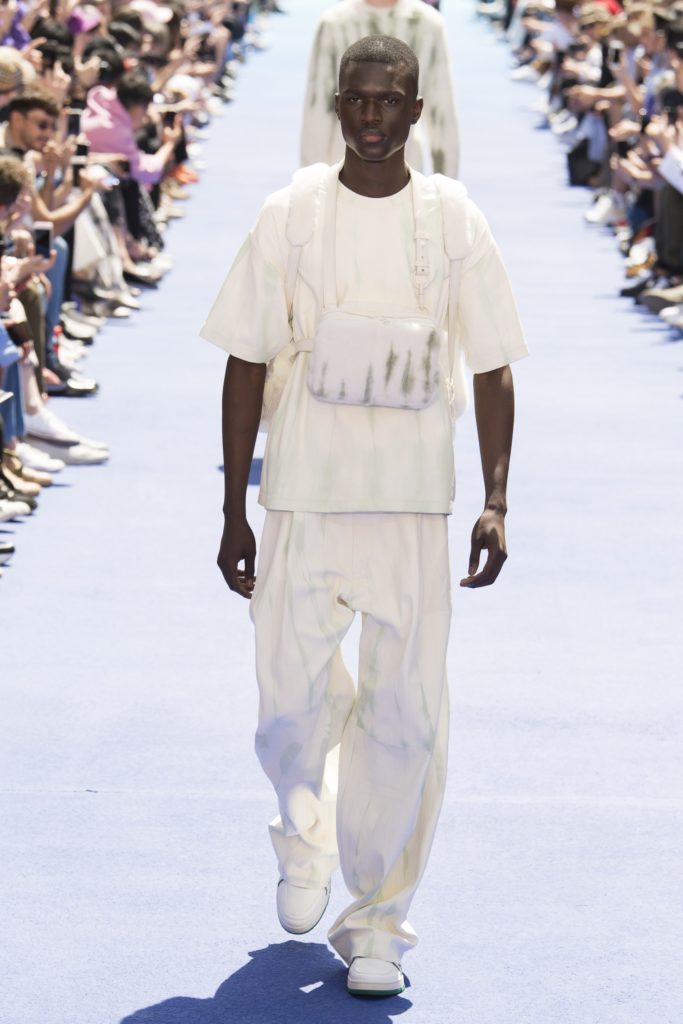 Vuisuel homme portant un chestbag Louis Vuitton en cuir blanc - Tendances 2019 - Article de blog ordinari.shop